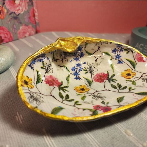 DECOUPAGE CLAM SHELL DECOUPAGE FLOWERS 💐 ON A CLAM SHELL TRINKET DISH - Picture 5 of 10